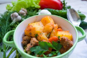 Cacerola con una preparación de papas, amchoor y cúrcuma